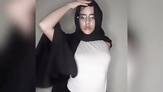 Arab using an exhibitionist dressed in g-strings and opening the year in front of the window for her neighbors.