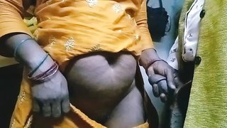 Desi bhabhi ko morning me sote huye masti chdha kar chod diya