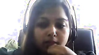 Bored Desi plump on webcam plays with her boobie