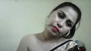 steaming desi doll on webcam flashing boobs and taunting in a saree wi