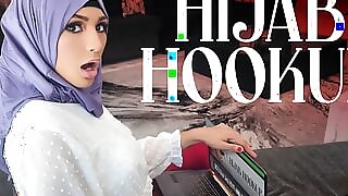 Hijab Girl Nina Grew Up Watching American Teen Movies And Is Obsessed With Becoming Prom Queen