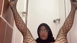 Arab with very fur covered vagina, expands her anus and fucks on all fours